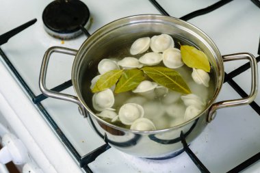 bir tencerede haşlama köfte.