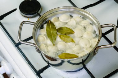 bir tencerede haşlama köfte.