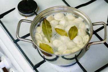 bir tencerede haşlama köfte.