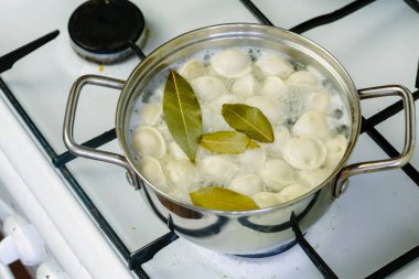 bir tencerede haşlama köfte.