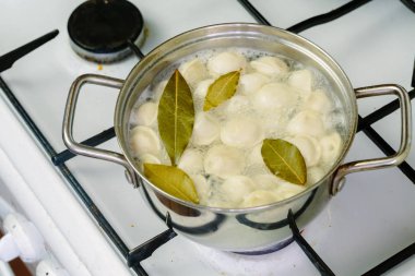 bir tencerede haşlama köfte.