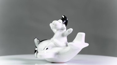 Noel seramik heykelcik uçakta bir kuzu