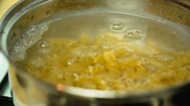 bir tavada pişmiş makarna