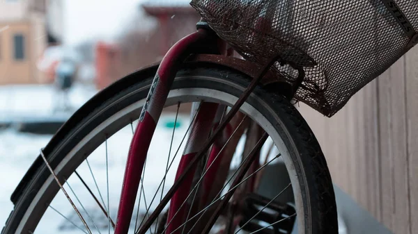 Bicicleta de pie fuera de la casa bajo la nieve — Foto de Stock