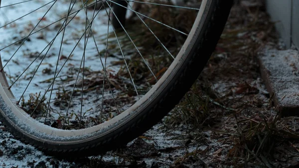 Bicicletta in piedi fuori casa sotto la neve — Foto Stock