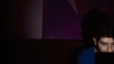 karanlık adam video blog kaydediyor
