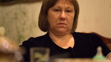 Mutfak Masa portre ciddi yaşlı kadın