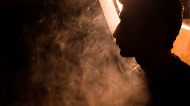 Чоловік курить кальян один — стокове відео