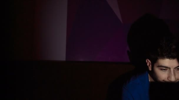 homme dans l'obscurité records video blog 