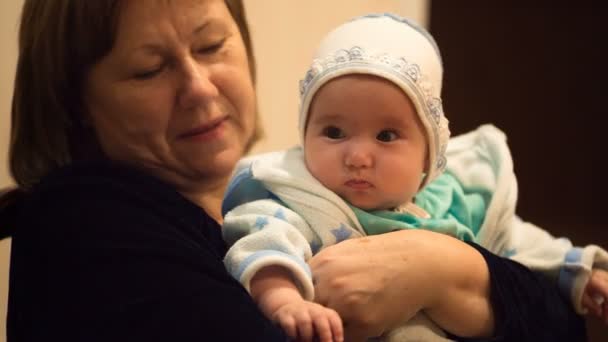 Kleine baby met zijn grootmoeder op zijn knieën — Stockvideo