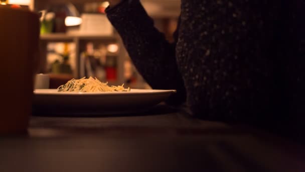 Hombre en el restaurante por la noche comiendo ensalada César — Vídeos de Stock