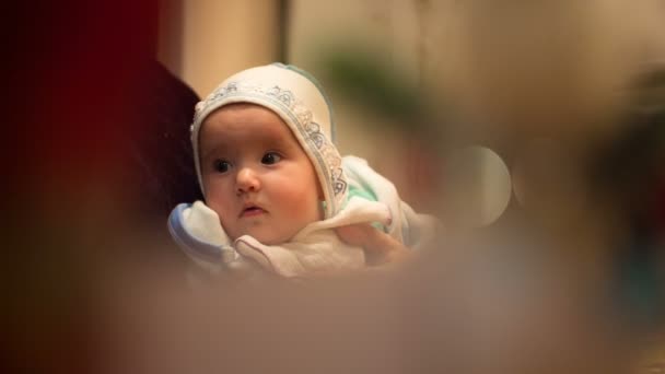 Bambino piccolo con la nonna in ginocchio — Video Stock