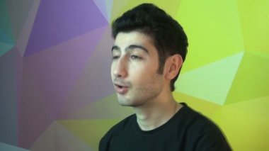 Genç yakışıklı sahte videobloger