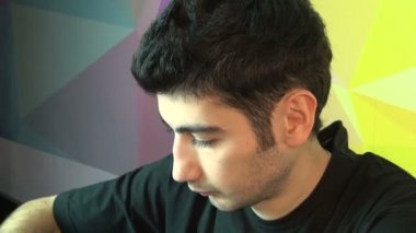 Genç yakışıklı sahte videobloger