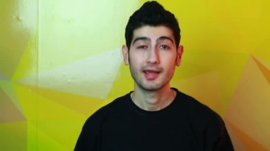 Genç yakışıklı sahte videobloger