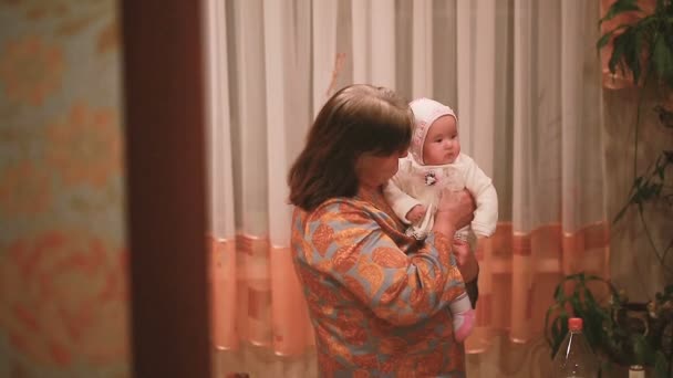 Bayi kecil dengan neneknya — Stok Video