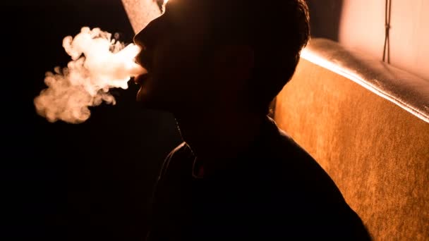 Homem fuma narguilé um — Vídeo de Stock