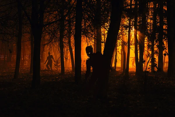 Mängden av hungriga zombies i skogen — Stockfoto