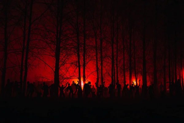 Mängden av hungriga zombies i skogen — Stockfoto