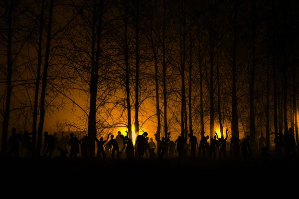 Multidão de zumbis famintos na floresta — Fotografia de Stock