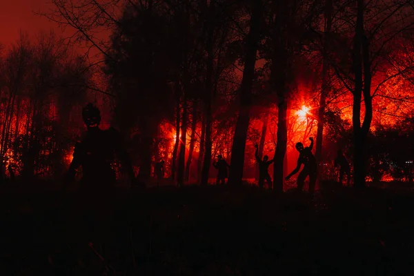 Tłum głodnych zombie w lesie — Zdjęcie stockowe