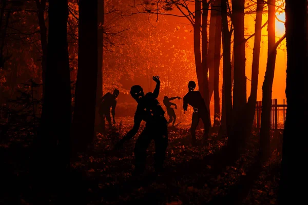 Mängden av hungriga zombies i skogen — Stockfoto