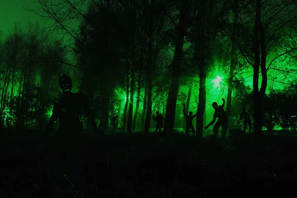 Mängden av hungriga zombies i skogen — Stockfoto
