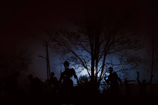 Multitud de zombies hambrientos cerca de edificios residenciales — Foto de Stock