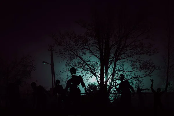 Tłum głodnych zombie w lesie — Zdjęcie stockowe