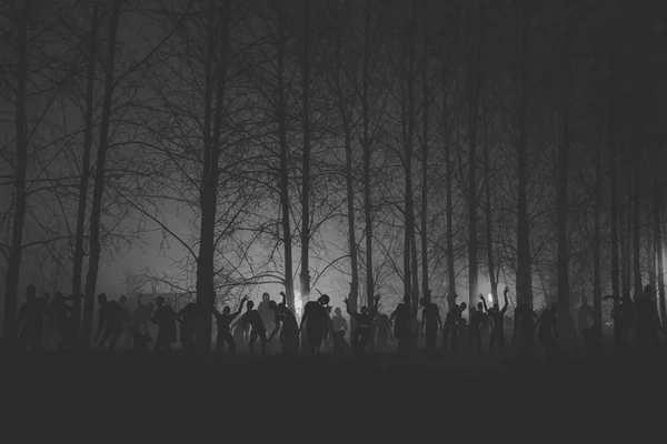 Menigte van hongerige zombies in het bos — Stockfoto