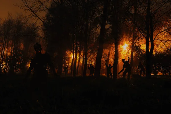 Folla di zombie affamati nel bosco — Foto Stock