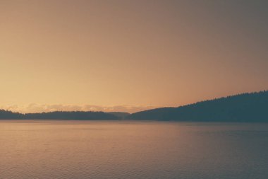 Orman gölü gün batımında