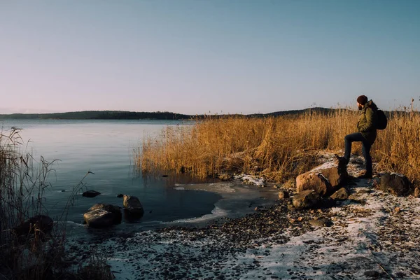 Viajero en la orilla de un lago congelado — Foto de Stock