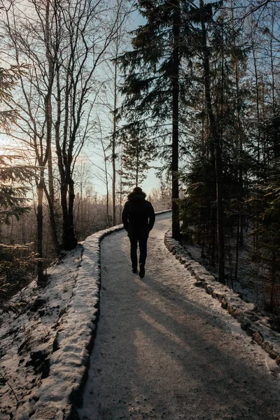 Man går i parken — Stockfoto