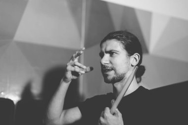 adam bir nargile boru ile