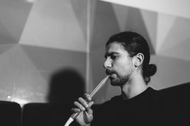 adam bir nargile boru ile