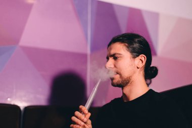 adam bir nargile boru ile