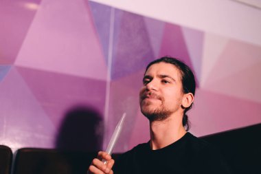 adam bir nargile boru ile