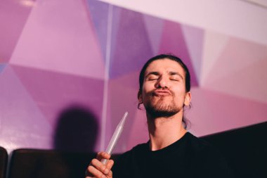 adam bir nargile boru ile