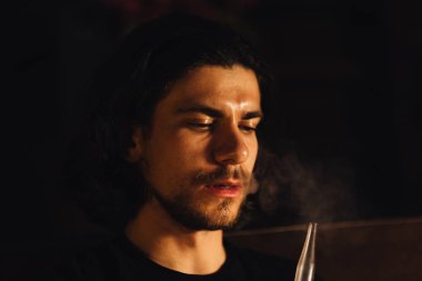 Nargile closeup erkekte