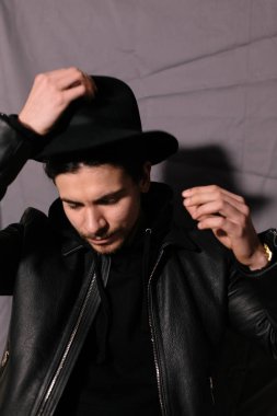 şapka ve deri ceketli çocuk