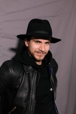 şapka ve deri ceketli çocuk