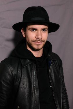 şapka ve deri ceketli çocuk