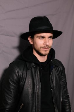 şapka ve deri ceketli çocuk