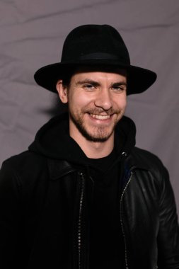 şapka ve deri ceketli çocuk