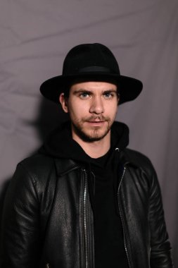 şapka ve deri ceketli çocuk