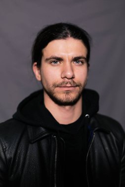 şapka ve deri ceketli çocuk