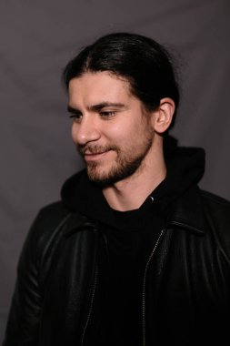 şapka ve deri ceketli çocuk