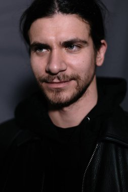 şapka ve deri ceketli çocuk