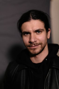 şapka ve deri ceketli çocuk